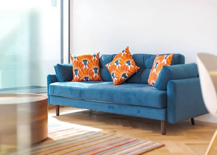 Stunning Two Bed Apartment Rh8