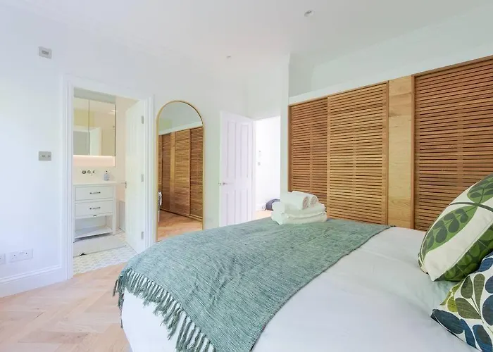 Stunning Two Bed Apartment Rh8