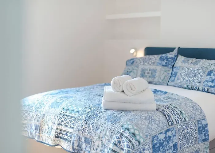 Stunning Two Bed Apartment Rh8